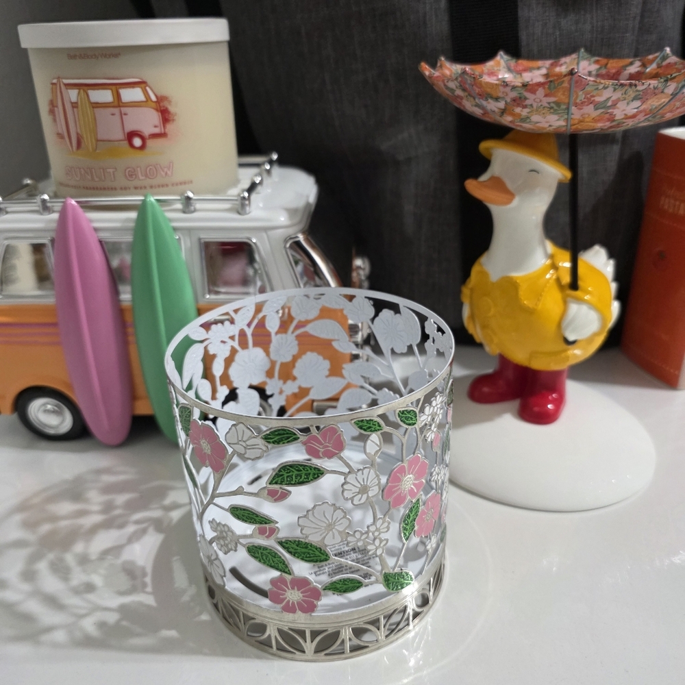 Bath & Body Works Pink & White Flowers & Leaf Metal 3 Wick Candle Holder NEW